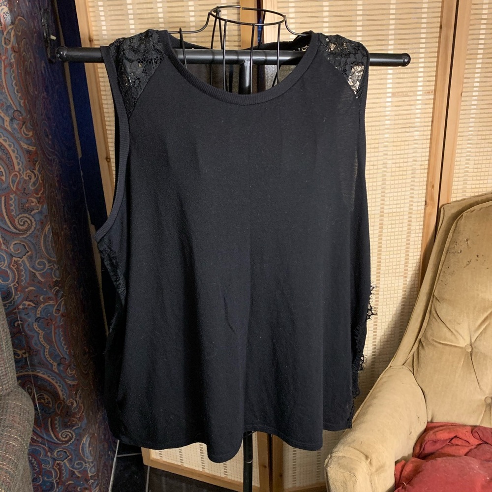 Sleeveless top with lace